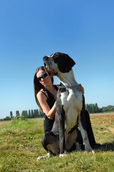 Giovane donna e grande cane — Foto Stock