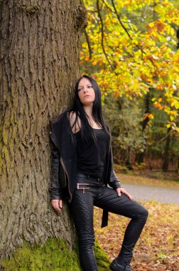 Güzel esmer kadın.