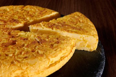 İspanya 'dan taze ve lezzetli bir İspanyol omletinin yakın çekimi.