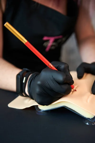 タトゥーマシンでリップブラッシングの手順を受ける準備をしている女性のクローズアップショット — ストック写真