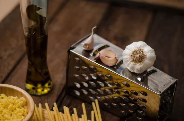 Frische Spaghetti mit Käse auf einem alten Holztisch — Stockfoto