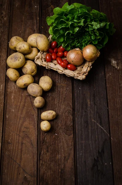 Patates domates ahşap zemin üzerinde