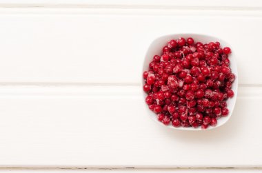 Meyveleri küçük bir bardak dondurulmuş sulu