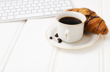 İş Kahvaltı, siyah kahve ve çikolata kruvasan