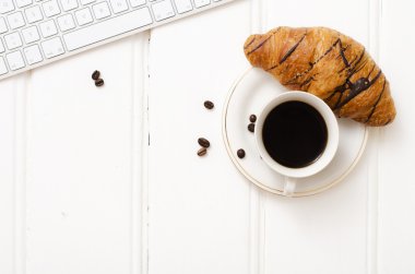 İş Kahvaltı, siyah kahve ve çikolata kruvasan