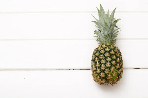 Beyaz ahşap üzerine yalnız ananas