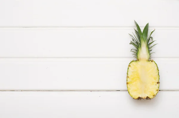Beyaz ahşap üzerine yalnız ananas