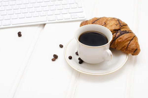 Desayuno de negocios, café negro y croissant de chocolate — Foto de Stock