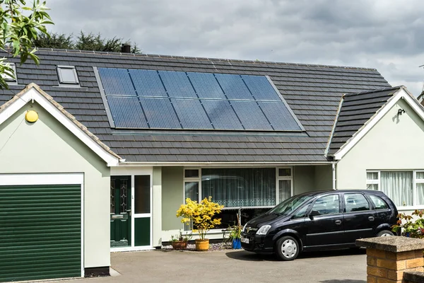 Английский Дом Солнечными Панелями Крыше Электричества Лицензионные Стоковые Изображения