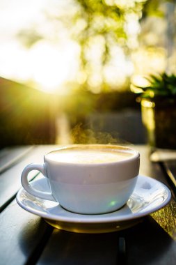 Kahve fincanı ve İngiltere 'de sabah ışıkları.