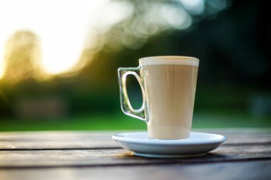 İngiltere 'deki Park Bahçesi üzerine Kahve Latte