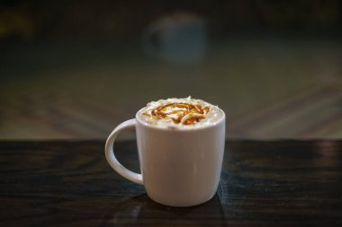 Kahve, sütlü kahve ve karamel. 