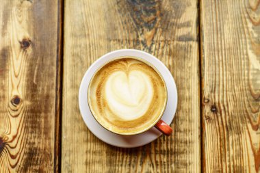 Kapuçino, ahşap masada kahve.