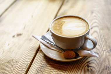 Kapuçino. Ahşap masada kahve, uk.