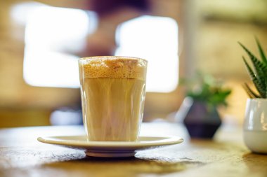 Kahveli Latte İngiltere 'deki tahta masada.