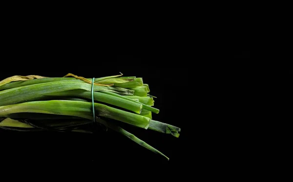 Las Cebolletas Verdes Crudas Acechan Sobre Fondo Negro Concepto Comida —  Fotos de Stock