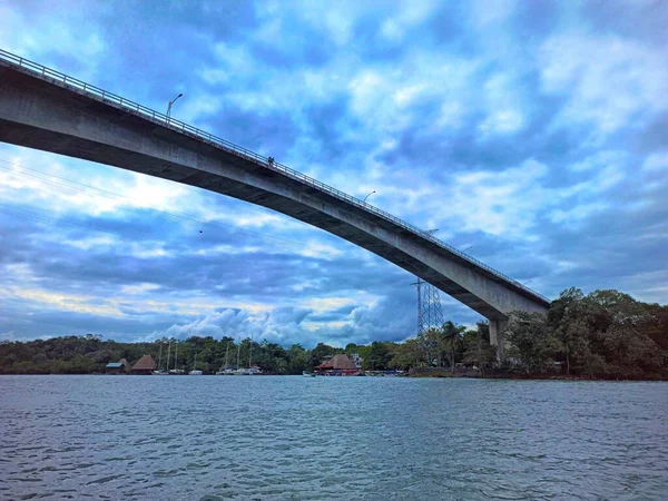 Izabal, Guatemala 'da gün batımında Rio Dulce Köprüsü' nün manzarası. Tatil kavramı