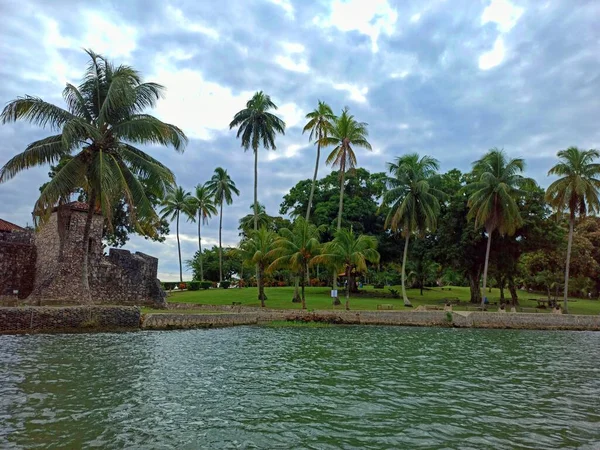 Вид Берег Castillo San Felipe Lara Солнечный День Livingston Izabal — стоковое фото