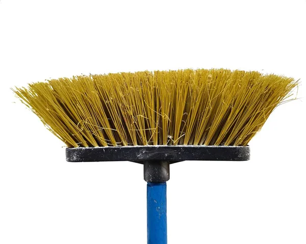 Beyaz arka planda izole edilmiş sarı plastik süpürge kullanılmış. Plastikten yapılmış ev temizleme aracı, genellikle yerleri süpürmek ve günlük temizlik işleri için kullanılır..