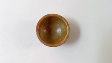 Guatemala 'da el yapımı bir kil kasenin üst görüntüsü, beyaz arka planda izole edilmiş, sanatsal çömlek dokusunu, kırsal karakteri ve basit geleneksel tasarımı vurguluyor..