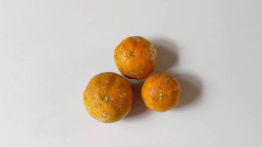 Beyaz arka planda üç olgun mandalina, tipik Guatemala. Tropikal meyve, doğal gıda ve yerel tarım kavramı.