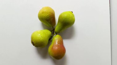 Taze Forelle armudu Pyrus komünü beyaz arkaplanda izole edilmiş, üst görünüm.