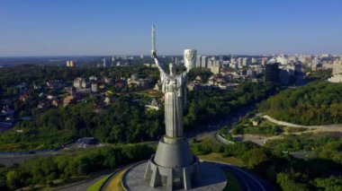 Kiev 'deki Anavatan heykelinin sinematik görüntüsü. Ukrayna. 2020 yıl. Yazın Kiev 'deki Anavatan Anıtı. Ukrayna Anavatanı 'ndaki ünlü anıtın etrafında İHA uçurmak. 