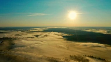 Ukrayna, Desna nehrinin üzerinde sisli gündoğumunun hava manzarası. İnsansız hava aracı sabah sisli güzel manzaranın üzerinde uçarken altın güneş doğuyor. Yazın göl üzerinde büyük su buharlaşır..
