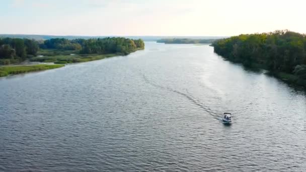 Dron Lecący Nad Rzeką Wolno Dryfującą Motorówką Podczas Zachodu Słońca — Wideo stockowe