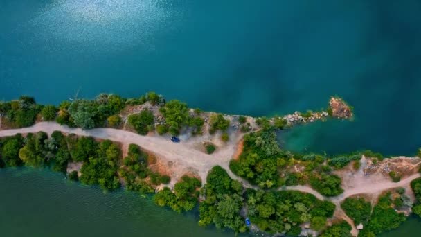 Drohnenflug Über Der Blauen Wasseroberfläche Schöner Azurblauer See Mit Felsigem — Stockvideo
