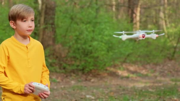 Enfant Lance Drone Extérieur Garçon Joue Avec Quadrocopter Sur Nature — Video