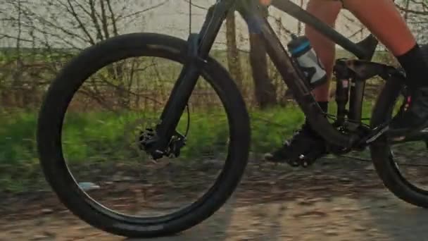 Powolny Ruch Stóp Męskich Skręca Pedałami Roweru Górskiego Zbliżenie Koła — Wideo stockowe