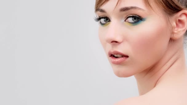 Films Ralenti Jeune Femme Ouvre Les Yeux Regarde Caméra Maquillage — Video