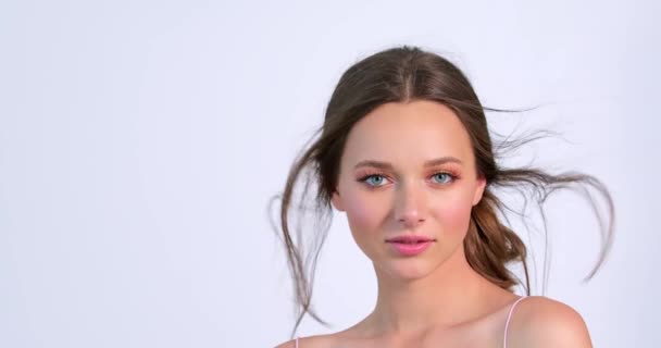 Gros Plan Une Belle Femme Aux Cheveux Bruns Maquillage Éclatant — Video