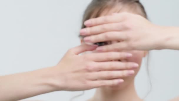 Slow Motion Mädchen Verbirgt Ihr Gesicht Mit Den Händen Dann — Stockvideo
