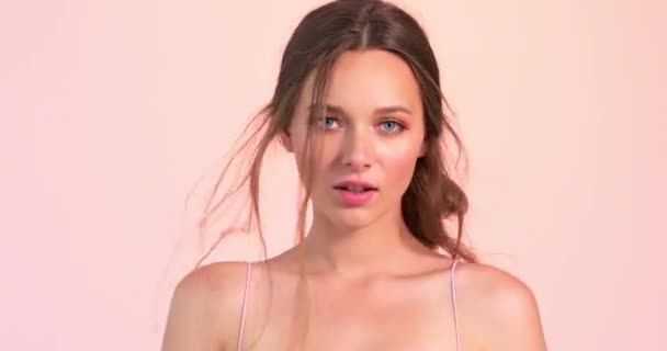 Belle Femme Avec Longs Cheveux Bruns Maquillage Lumineux Modèle Sexy — Video