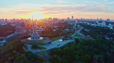 Güzel bir yaz günbatımında Kiev 'deki Anavatan heykelinin havadan görünüşü. Ukrayna. 2020 yıl. Kiev 'deki Anavatanın Anıtı. Ukrayna Anavatanı 'ndaki ünlü anıtın etrafında İHA uçurmak. 