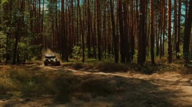 Taşıyıcı araba, ülke yolunda hızlı bir şekilde gidiyor. Hızlı rali arabası büyük toz bulutlarıyla gidiyor. Forest Road 'da bir off-road yarışında hız sürüşü. Sinematik spor klibi. 