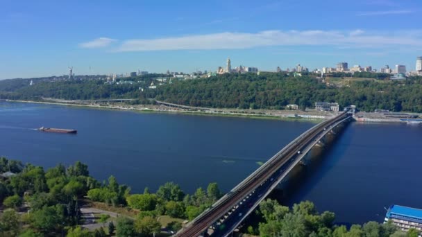 Drone Voando Acima Rio Dnepr Ponte Metro Pathing Direção Pecherskaya — Vídeo de Stock