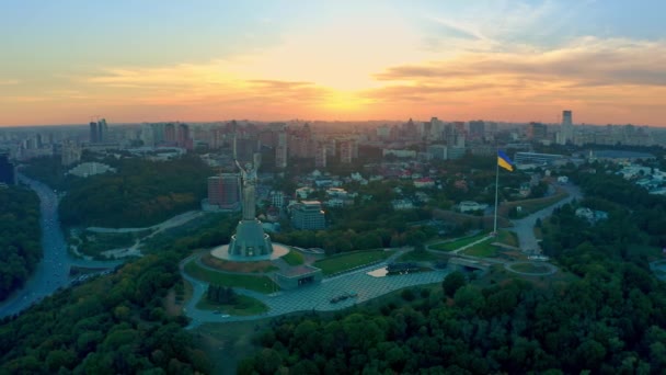 Vista Aérea Para Estátua Pátria Kiev Enquanto Belo Pôr Sol — Vídeo de Stock