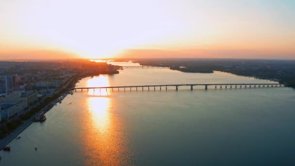 Letecký Výhled Krásné Městské Prostředí Širokou Řekou Dlouhým Mostem Velkými — Stock video
