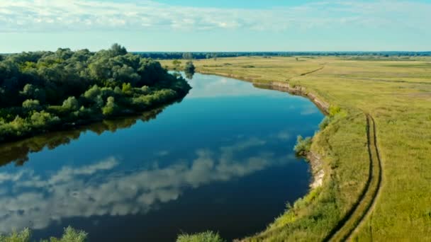 空中景观 无人机以平滑的水面飞越河流 美丽的风景 还有一条蜿蜒的河流 飞越蓝色的湖面 野生自然场景 白云从平静的水面反射出来 — 图库视频影像
