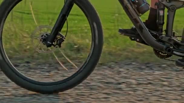 Långsam Rörelse Cyklisten Trampar Pedalerna Cykeln Närbild Cykel Hjul Körning — Stockvideo