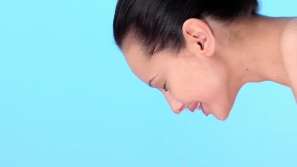 Een Vrouw Die Haar Schone Gezicht Waste Met Water Een — Stockvideo