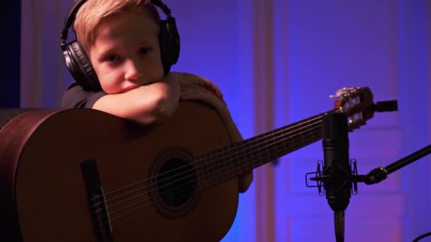 Copil Chitara Acasă Uitându Cameră Băiatul Opt Ani Sprijină Chitară — Videoclip de stoc