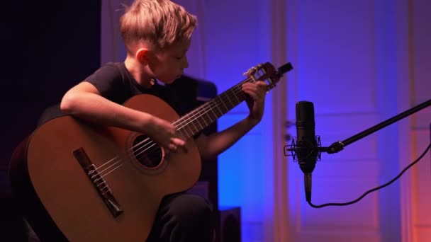 Acht Jaar Jongen Speelt Gitaar Zijn Kamer Kind Speelt Thuis — Stockvideo