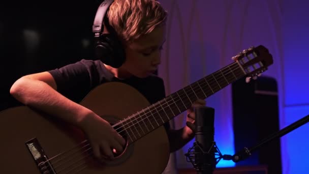 Дитина Грає Гітарі Вдома Вісім Років Хлопчик Грає Гітарі Своїй — стокове відео