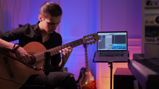 Filmagem Cinematográfica Adolescente Toca Guitarra Seu Quarto Jovem Toca Instrumento — Vídeo de Stock