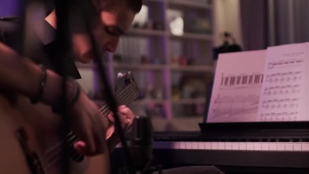 Junger Mann Spielt Ein Musikinstrument Filmmaterial Von Teenager Spielt Gitarre — Stockvideo