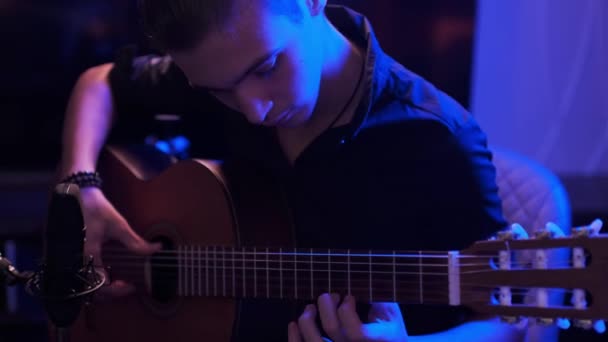 남자가 방에서 기타를 소년은 악기를 음악가는 작곡을 마이크를 사용하여 스튜디오에서 — 비디오